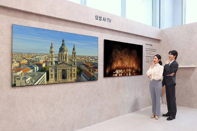 삼성전자 모델이 삼성 강남에서 진행된 ‘Unbox & Discover 2025’ 행사에 한층 진화된 신규 AI 기능이 적용된 2025년 AI TV 신제품을 소개하고 있다. (사진=삼성전자)