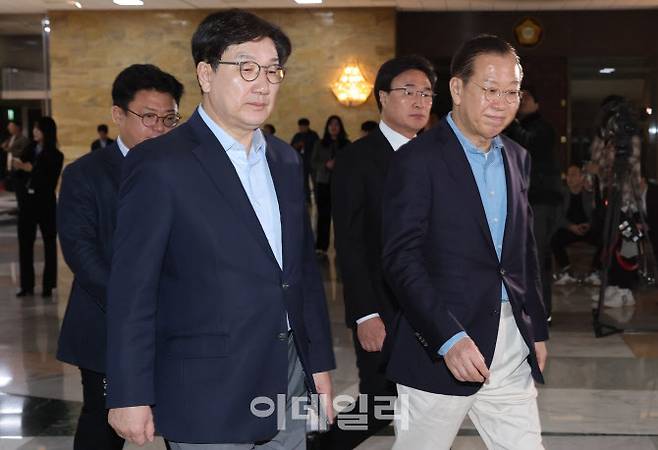 [이데일리 노진환 기자] 권영세 국민의힘 비상대책위원장과 권성동 원내대표가 6일 오후 서울 여의도 국회에서 열린 비공개 의원총회에 참석하고 있다.