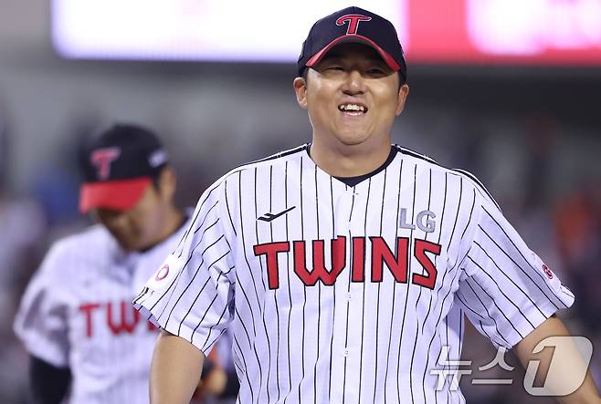 27일 서울 송파구 잠실야구장에서 열린 '2025 신한 SOL 뱅크 KBO리그' 한화 이글스와 LG 트윈스의 경기 7회초 LG 선발 투수 송승기가 이닝을 마무리 하고 있다. 2025.3.27/뉴스1 ⓒ News1 김명섭 기자