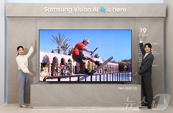 삼성전자 모델이 삼성 강남에서 진행된 'Unbox & Discover 2025' 행사에서 115형 초대형 TV를 소개하고 있다(삼성전자 제공). ⓒ 뉴스1