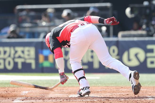 KIA 위즈덤이 6일 잠실구장에서 열린 2025 KBO리그 LG와 경기에서 범타를 친 후 아쉬워하고 있다. 사진 | KIA 타이거즈