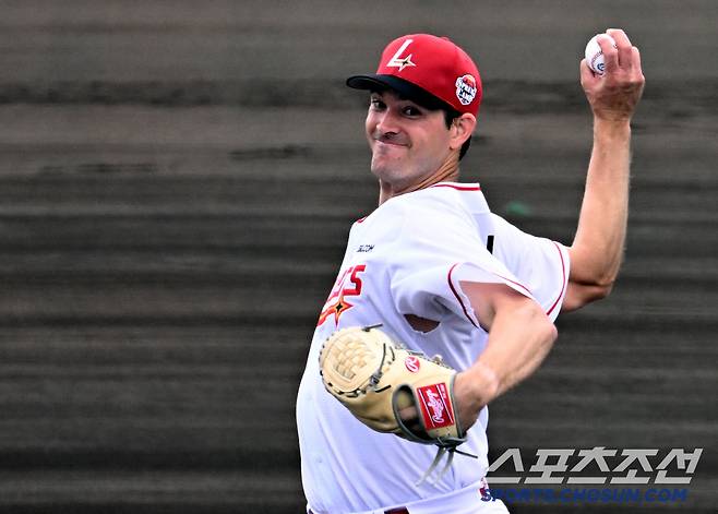 28일 일본 오키나와 구시카와 야구장에서 열린 KT와 SSG의 연습경기, SSG 선발투수 앤더슨이 역투하고 있다. 오키나와(일본)=허상욱 기자 wook@sportschosun.com/2025.02.28/