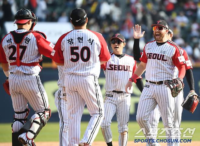 6일 서울 잠실구장에서 열린 KIA-LG전. 5대1로 승리한 LG 선수들이 기쁨을 나누고 있다. 잠실=정재근 기자 cjg@sportschosun.com/2025.4.6/