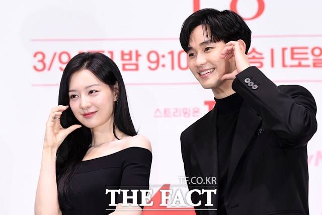 안위를 위해 원칙을 벗어나면 잠깐 위기를 모면할 수 있어도 공감을 얻기 어렵다. 사진은 김수현(오른쪽)이 tvN 새 토일드라마 '눈물의 여왕' 제작발표회 당시 동료배우 김지원과 포즈를 취하고 있다. /서예원 기자