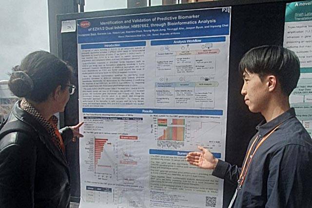 한미약품 R&D센터 백승헌 연구원(오른쪽)이 4일(현지시간) 열린 '2025 Bio-IT World Conference & Expo'에서 차세대 항암 신약 'EZH1/2 이중 저해제'의 주요 연구 내용을 참석자에게 설명하고 있다. /한미약품