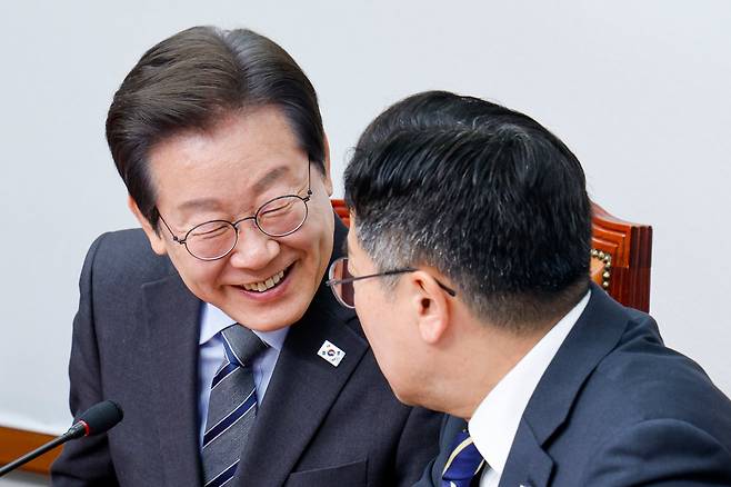 이재명 더불어민주당 대표가 7일 오전 서울 여의도 국회에서 열린 최고위원회의에서 한준호 최고위원 발언 중 홍준표 대구시장이 과거 '탄핵 당한 당은 대선을 포기해야한다'고 발언했던 영상을 본 뒤 박찬대 원내대표와 웃으며 대화하고 있다. /뉴스1