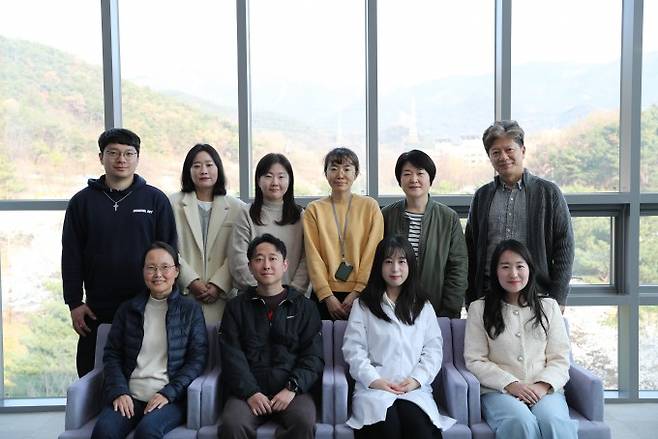 곽준명 대구경북과학기술원(DGIST) 뉴바이올로지학과 교수(오른쪽 위) 연구팀. DGIST 제공