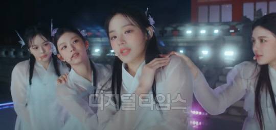 서담화 한복을 입고 공연 중인 걸그룹 뉴진스 [동영상 탭처]
