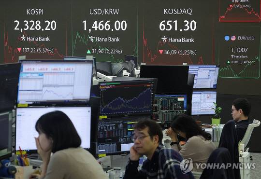 7일 오후 서울 중구 하나은행 딜링룸에서 딜러들이 업무를 보고 있다. [사진=연합뉴스]