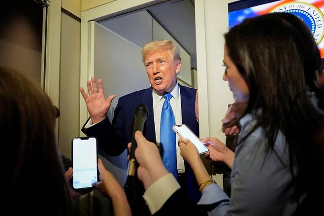 도널드 트럼프 미국 대통령이 6일(현지시간) 마이애미에서 워싱턴DC로 이동하는 대통령전용기에서 기자들의 질문에 답하고 있다. REUTERS/연합뉴스