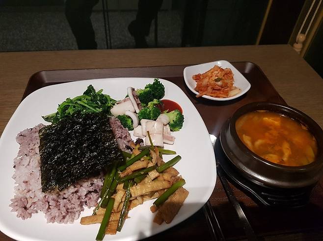 국내 최고 로펌 “김앤장” 구내식당 수준 ㄷㄷㄷㄷ