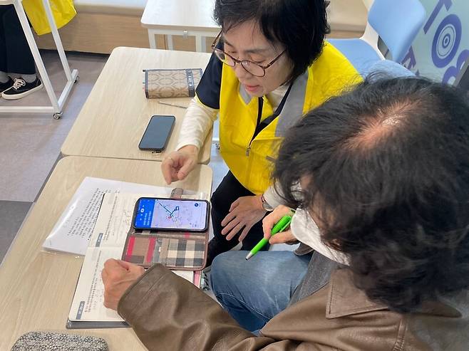 지난 3월24일, 서초 노인복지관에서 열린 일대일 스마트 고민상담소에서 한 어르신이 길찾기 사용법을 익히고 있다. 황보연 기자