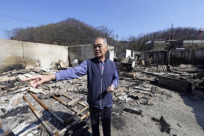 2025년 4월1일 권원수씨가 경북 의성군 단촌면 하화1리 산불로 전소된 자신의 집에서 화재 당시를 설명하고 있다. 김명진 기자 littleprince@hani.co.kr