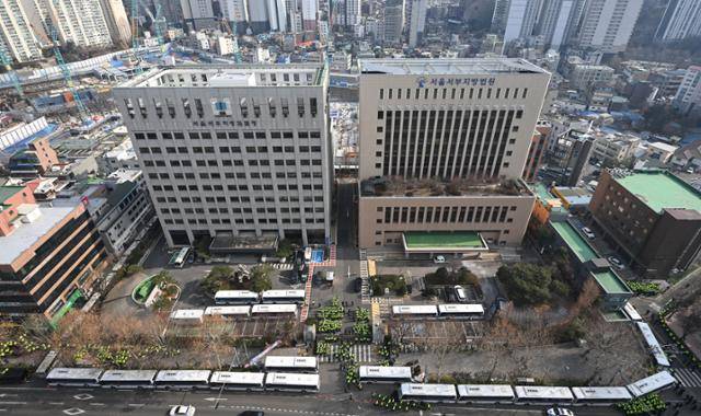 윤석열 전 대통령에 대한 구속영장 발부 소식에 격분한 윤 대통령 지지자들이 폭동을 일으킨 1월 19일 서울 마포구 서울서부지법 주변을 경찰 차벽이 둘러싸고 있다. 박시몬 기자