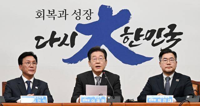 이재명(가운데) 더불어민주당 대표가 4일 국회에서 윤석열 전 대통령 파면 선고에 대한 입장을 밝히고 있다. 왼쪽부터 김민석 수석최고위원, 이 대표, 박찬대 원내대표. 고영권 기자