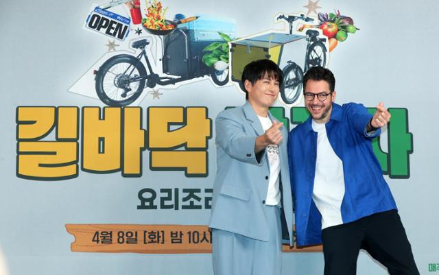 배우 류수영(왼쪽), 파브리가 7일 오전 서울 마포구 스탠포드호텔에서 열린 JTBC 새 예능 프로그램 '길바닥 밥장사' 제작발표회에서 포즈를 취하고 있다. 뉴시스