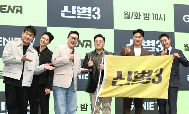 배우 남태우(왼쪽부터)와 김동준 김민호 민진기 감독 오대환 김현규가 7일 서울 신도림동 디큐브시티 더 세인트에서 진행된 지니TV 오리지널 신병3 제작발표회에 참석해 포즈를 취하고 있다. 뉴스1