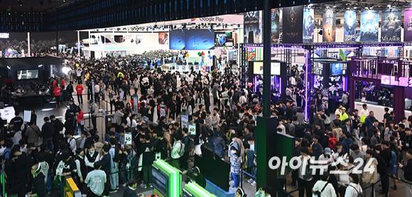 조기 대선 국면을 맞아 주요 정당별 게임 공약이 다시금 관심사로 부상할 전망이다. 사진은 지난해 열린 지스타 2024 전경. [사진=곽영래 기자]