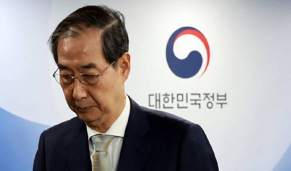 한덕수 대통령 권한대행 국무총리가 4일 정부서울청사에서 헌법재판소의 윤석열 대통령 파면 선고 뒤 대국민 담화를 마치고 브리핑실을 나서고 있다. 2025.4.4 [사진=연합뉴스]