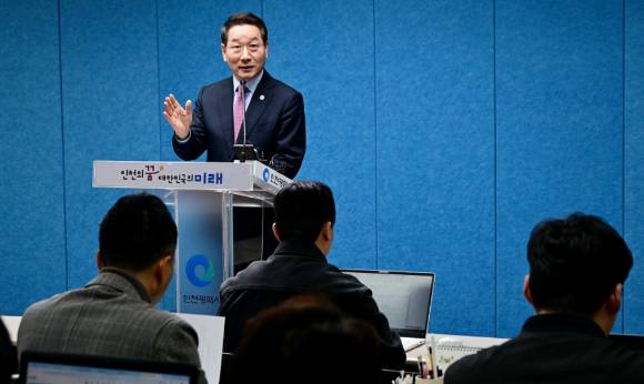 유정복 인천광역시장이 7일 시청 브리핑룸에서 개헌과 관련해 기자브리핑을 하고 있다. [사진=인천시]