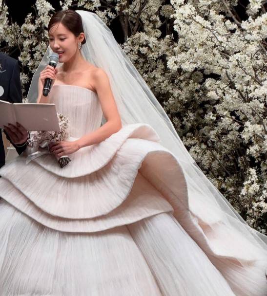 티아라 효민이 지난 6일 올린 결혼식에서 입은 웨딩드레스가 화제다 [사진=이시영 인스타그램]