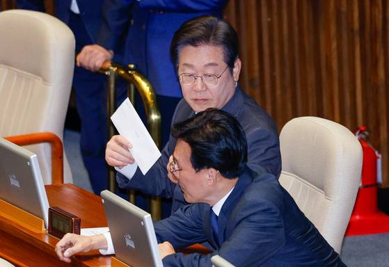 이재명 더불어민주당 대표가 4일 오후 서울 여의도 국회에서 열린 제424회국회(임시회) 제1차 본회의에서 봉투를 들고 있다. 봉투엔 人秘親展(인비친전·인사와 관련한 비밀사항에 대해 해당자에게만 밀봉해 전하는 형식)이라고 적혀 있다. 뉴스1