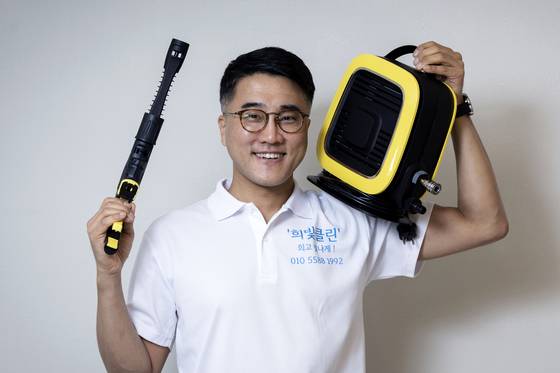 김언일 1인 청소업체 대표가 20일 오전 서울 중구 부영빌딩에서 중앙일보와 인터뷰를 하고 있다. 장진영 기자. 2025.03.20.