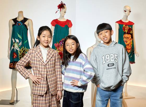 섬유의 역사와 미래 가치에 대해 알아보기 위해 대구섬유박물관을 방문한 황지인·김로아 학생모델과 이준호(왼쪽부터) 학생기자가 한국 패션계에 업적을 남긴 고(故) 박동준 디자이너 작품 앞에서 포즈를 취했다.