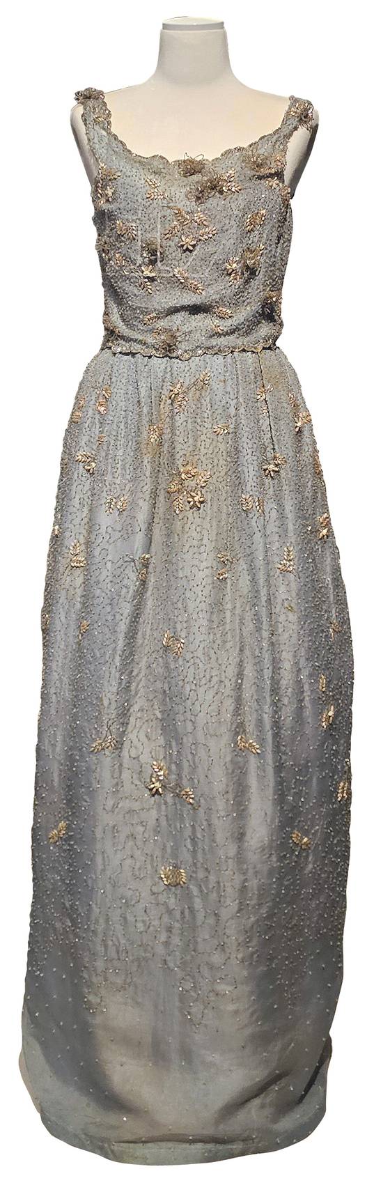 크리스챤 디올의 화려한 비즈 드레스.