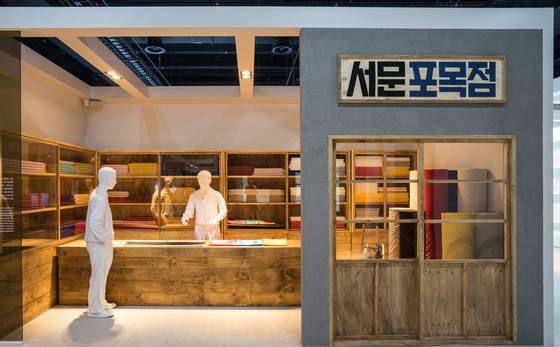 대구 서문시장은 1960년대 주단·포목 등 섬유 관련 제품을 사고파는 전국 제일의 원단 시장으로 발전했다.