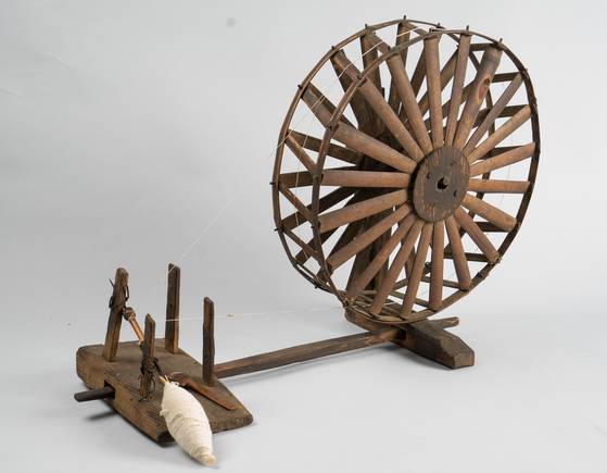 물레(사진)와 베틀 등 누에에서 명주실을 생산하는 양잠에 필요한 전통적 섬유 도구들도 만날 수 있다.