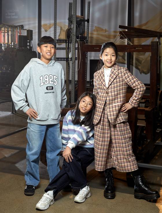 직물을 짜는 역직기, 원료 물질을 섬유 형태로 바꾸는 방사기 등 현대적 섬유 기계들이 쫙 진열돼 시선을 끈다.