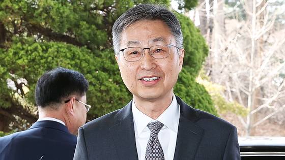 최재해 감사원장이 지난달 13일 오전 헌법재판소로부터 탄핵소추 기각 판정을 받은 뒤 서울 종로구 감사원으로 출근하며 취재진의 질문에 답변하고 있다. [중앙포토]