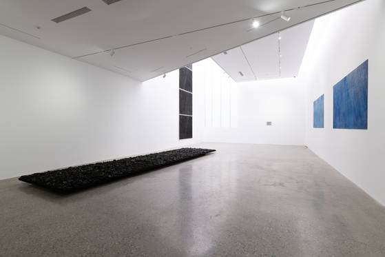 숯과 흙, 씨앗을 재료로 한 작품 '네번째 물'이 바닥에 설치된 대구 리안갤러리 전시장. [사진 리안갤러리]