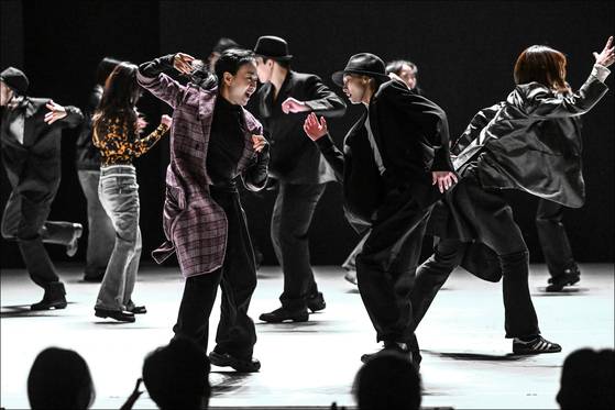 서울시발레단의 '데카당스' 공연 장면. 관객이 무대에서 무용수들과 호흡을 맞추고 있다. 사진 세종문화회관.