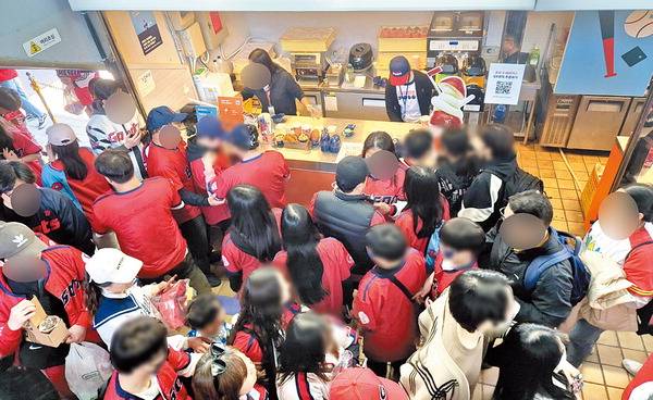지난 6일 부산 사직구장을 찾은 관중이 매점 앞에 몰려있는 모습.  임동우 기자
