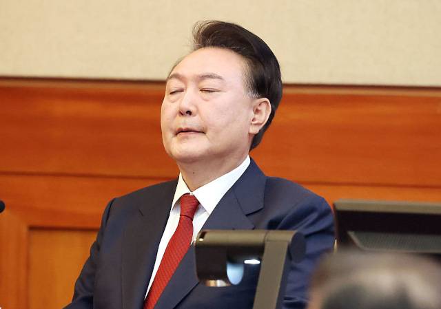 윤석열 전 대통령이 지난 2월 13일 서울 종로구 헌법재판소에서 진행된 탄핵심판 8차 변론에서 피청구인석에 앉아 두 눈을 감고 있다. 헌재는 지난 4일 재판관 8명의 전원일치 의견으로 윤 전 대통령을 파면했다. 사진공동취재단