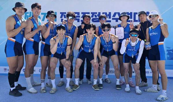 제67회 전국조정선수권대회 남자 일반부서 금메달 3개, 은메달 3개를 획득한 용인시청 선수단이 기념촬영을 하고 있다. 용인시청 제공