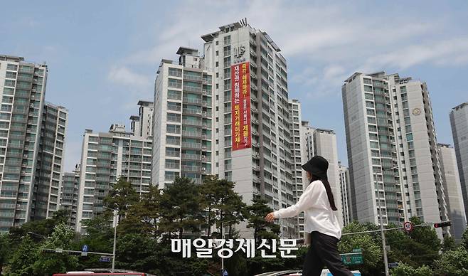 지난해 6월 잠실 엘스, 리센츠 아파트 외벽에 토지거래허가제 해제를 요구하는 현수막이 걸려있는 모습[이승환 기자]