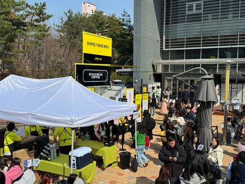 <사진설명  = 스택빈 커피, 보이그룹 이븐(EVNNE)의 서울 콘서트에서 커피차 지원 모습>