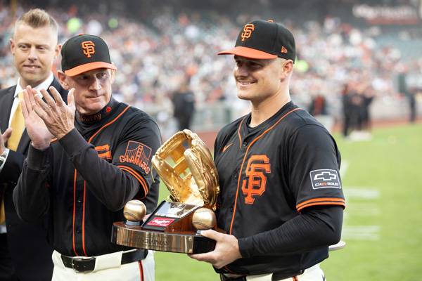 채프먼은 이날 골드글러브 트로피를 받았다. 사진= D. Ross Cameron-Imagn Images= 연합뉴스 제공