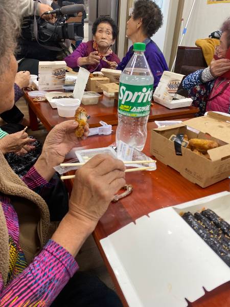 매일 비슷한 음식을 먹는 걸 보고, 조금은 다른 음식을 드려 마음을 낫게 하려는 따뜻한 마음.그런 섬세함이 필요한 시기였다. 꼬마 김밥과 치킨을 먹는 할머니들./사진=남형도 기자