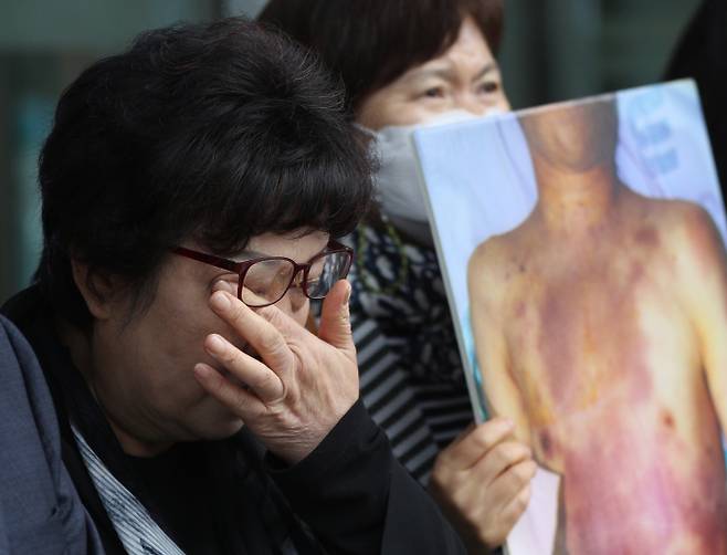 2014년 4월7일 육군 제28보병사단 포병여단 977포병대대 의무대에서 선임의 가혹행위로 인해 윤승주 일병이 사망했다. 사진은 윤 일병의 어머니인 안미자씨가 2023년 4월6일 서울 중구 국가인권위원회 앞에서 가진 군인권보호관 진정 기자회견에서 발언 중 눈물을 닦는 모습. /사진=뉴스1