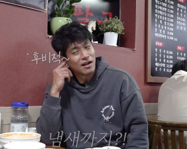 정석원이 식당에서 귀를 후비고 냄새까지 맡아 눈길을 끌었다. / 유튜브 '백지영 Baek Z Young' 캡처