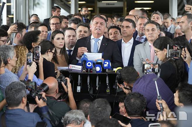 [브라질리아=AP/뉴시스] 자이르 보우소나루 브라질 전 대통령이 3월26일 브라질 의회 앞에서 기자들에게 발언하고 있다. 3월 27일 브라질 연방대법원은 보우소나루 전 대통령에게 쿠데타 모의 등 혐의를 적용한 검찰의 기소를 받아들이고 재판 개시를 명령했다.  2025.04.07.