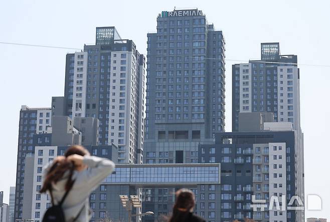 [서울=뉴시스] 김금보 기자 = 사진은 6일 서울 서초구 한 아파트. 2025.04.06. kgb@newsis.com