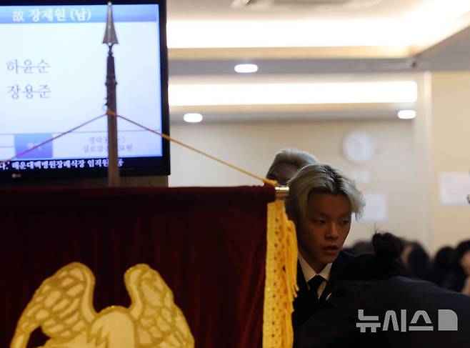 [부산=뉴시스] 하경민 기자 = 2일 부산 해운대구 해운대백병원 장례식장에 마련된 고(故) 장제원 전 국회의원의 빈소에서 고인의 아들 장용준(노엘)이 이동하고 있다. 2025.04.02. yulnetphoto@newsis.com