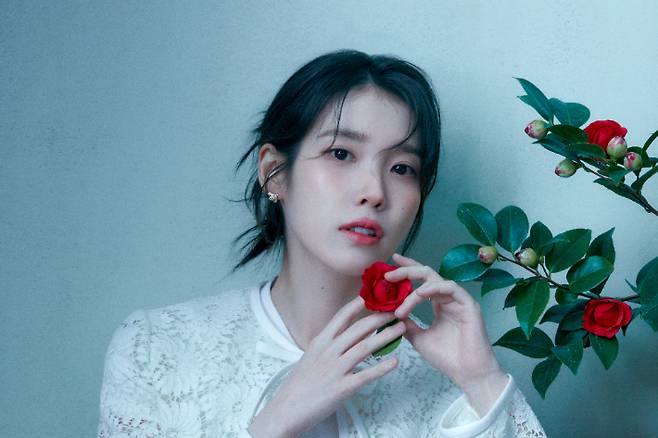 가수 겸 배우 아이유는 가족 반응에 대해 "어머니가 평소 되게 상세하게 피드백을 주는데 이번 작품 만큼은 없었다. 시청자로서 즐기고 있더라 벌써 4번을 봤다고 한다"며 "저는 애순과 닮았다고 하는데 아빠는 금명과 닮았다고 하더라. 둘이 또 닮은 구석이 있으니 그냥 받아들이기로 했다"고 웃었다. 넷플릭스 제공