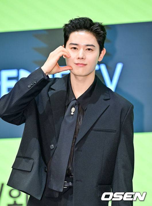 [OSEN=박준형 기자]  7일 오후 서울 신도림 디큐브시티 내 더 세인트에서 지니&nbsp;TV&nbsp;오리지널 드라마&nbsp;‘신병3’(연출 민진기·조제욱,&nbsp;극본 윤기영·강고은,&nbsp;원작 장삐쭈,&nbsp;기획&nbsp;KT&nbsp;스튜디오 지니,&nbsp;제작 에이투지엔터테인먼트·스토리아일랜드) 제작발표회가 진행됐다.뜨거운 기대 속 세 번째 이야기로 돌아온&nbsp;‘신병3’는 예측 불허 두 신병의 전입과 역대급 빌런의 복귀로 비상이 걸린 신화부대,&nbsp;상병 진급을 앞두고 꼬여버린 박민석(김민호 분)의 난이도 급상승한 군생활을 그린다.&nbsp;배우 김동준이 포즈를 취하고 있다.  2025.04.07 / soul1014@osen.co.kr