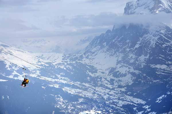 리프트를 타고 산을 오르는 스키어들. 이 리프트 근처 산을 넘나들며 연결된다.